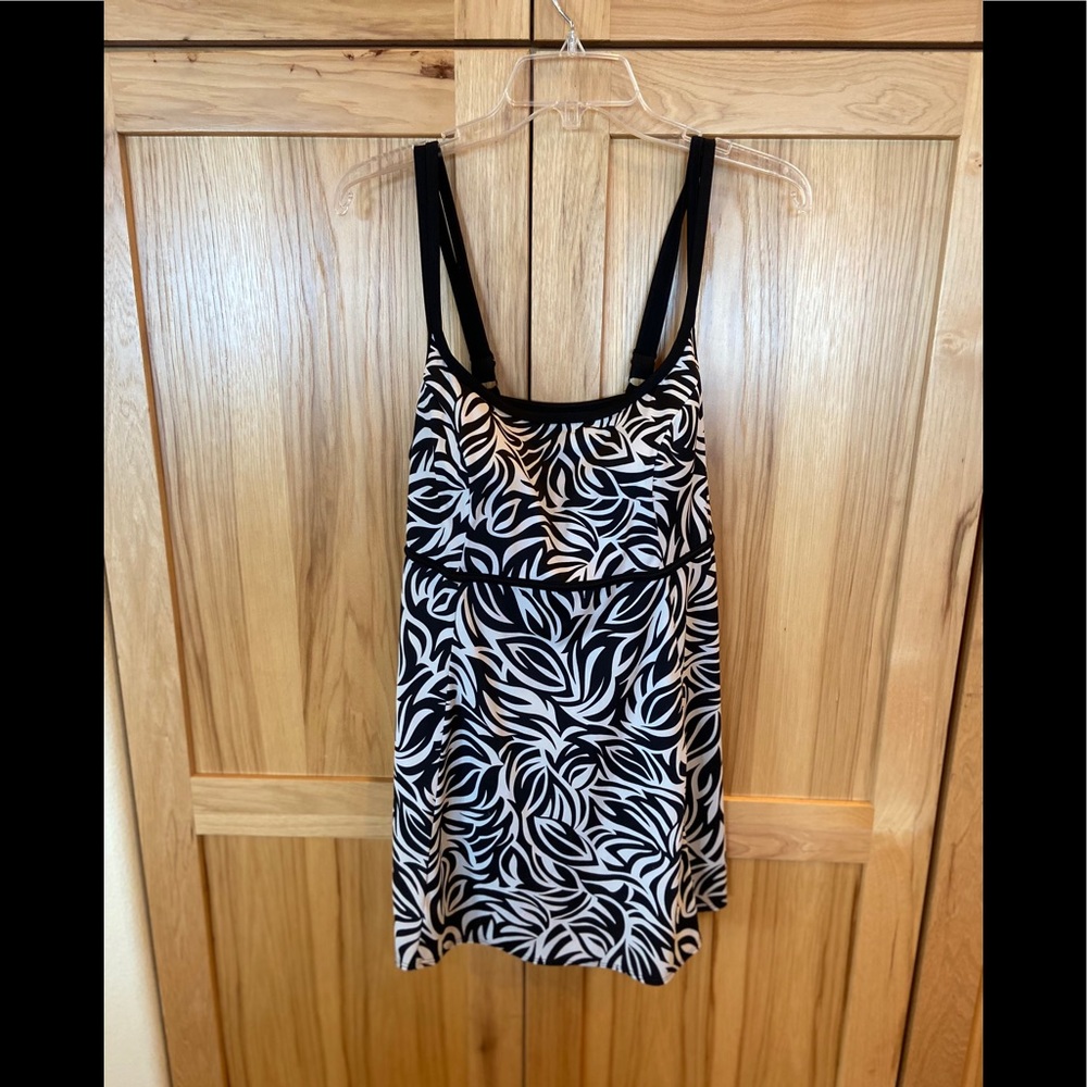 ☀️LONGITUDE☀️
 🤑NEW LOW PRICE 🤑 
Skirted swimsuit
EUC One Piece size 16w
